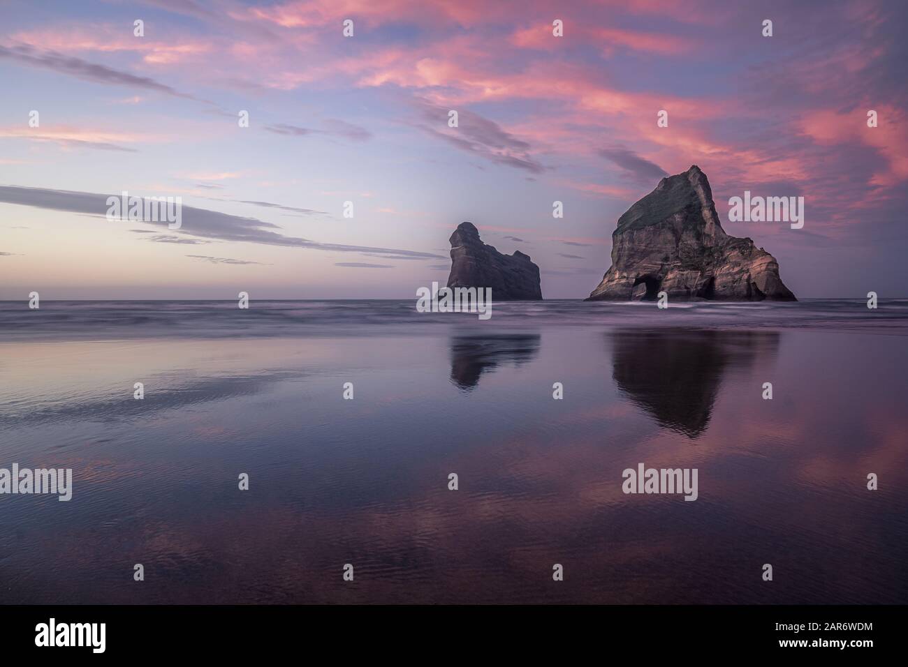 Sonnenaufgang am Strand von Wharariki, Neuseeland Stockfoto