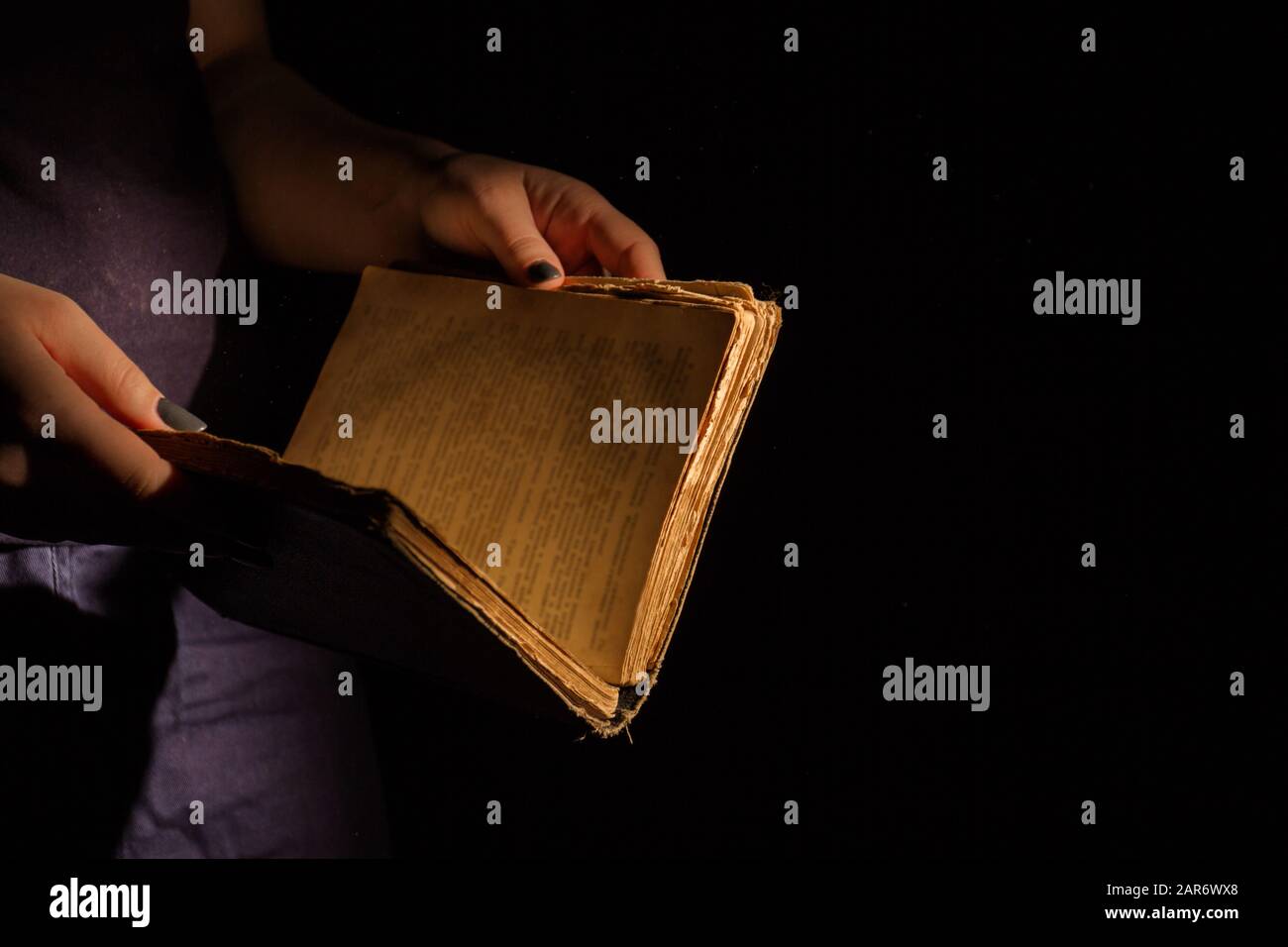 Frau liest alte heilige bibel. Stockfoto