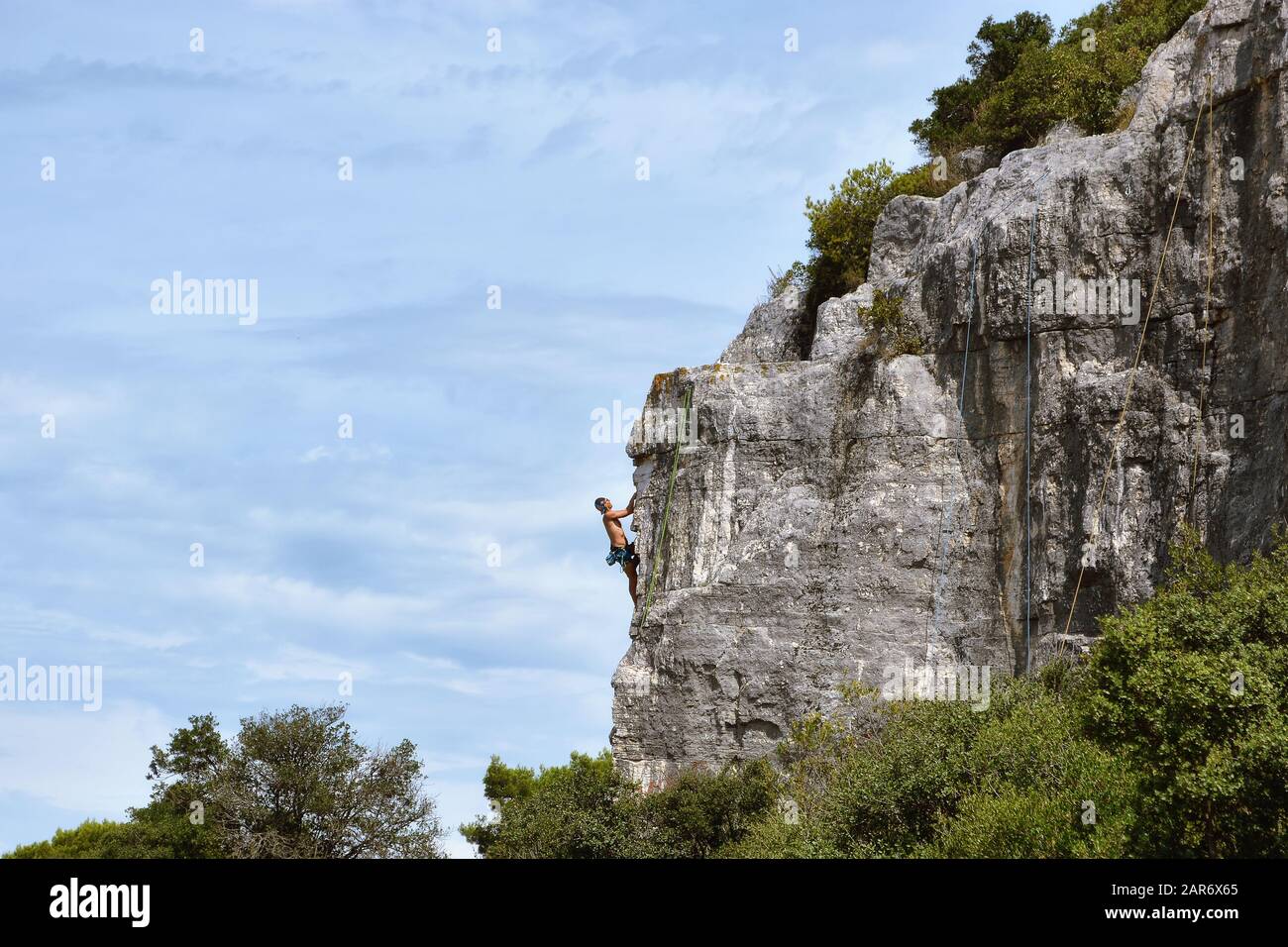 Rovinj, Kroatien, 22. August: Ein Tourist Climber erobert während eines Trainings im Waldpark Zlatni Rt, 22. August 2019, die Felswände. Stockfoto