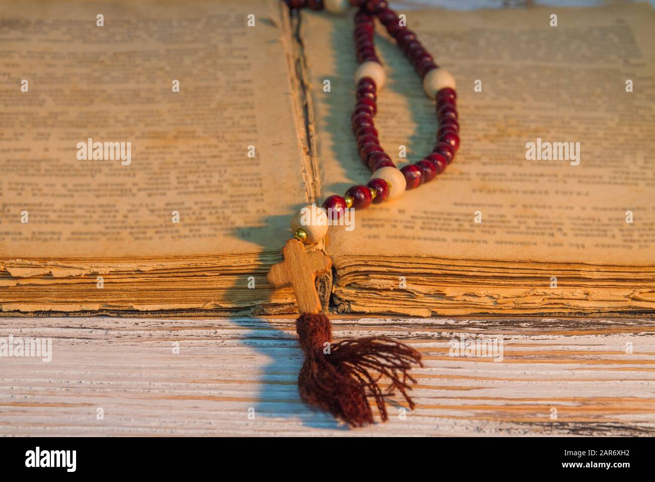 Alten Buchtext auf den abgenutzten Seiten geöffnet. Stockfoto
