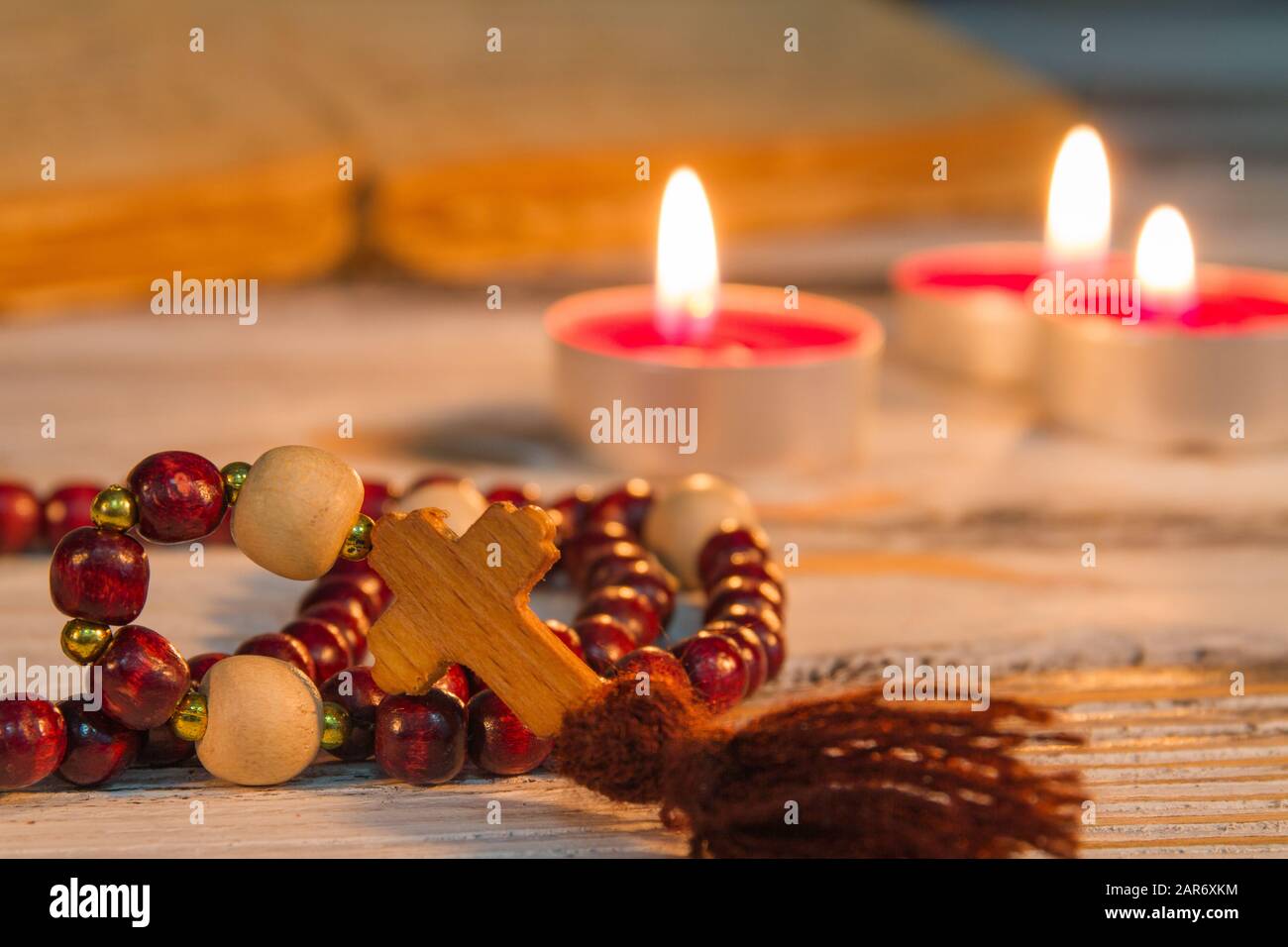 Prayer Perlen Rosary mit Holzkreuz in der Nähe. Stockfoto