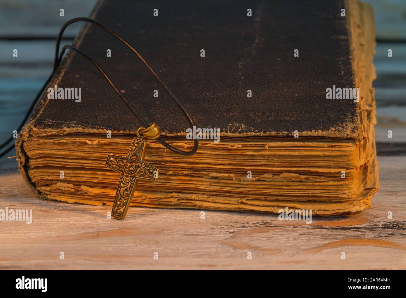 Sehr altes heiliges bibelbuch mit abgenutzten Seiten. Stockfoto