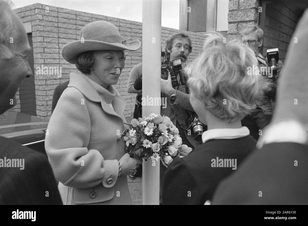 Neues Bücherpumpwerk in Halfweg, offiziell eröffnet von Prinzessin Beatrix; Empfangs- und Lieferheft Datum: 23. November 1977 Ort: Halfway Keywords: Belege, Übergabe Stockfoto