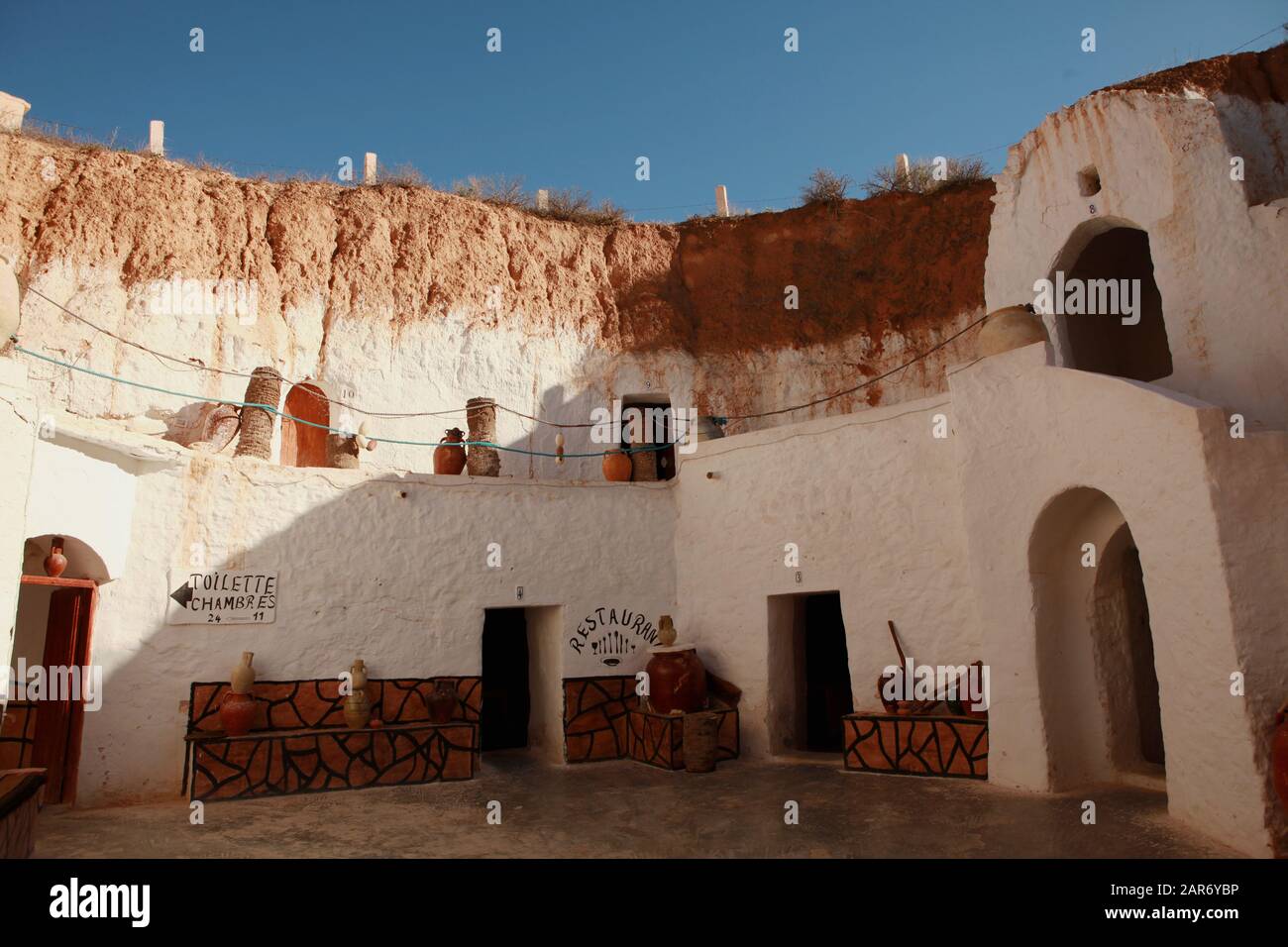 Terrasse und Wände eines unterirdischen Hotels Sidi Idriss in Matmata, Tunesien, wo ein Teil des Star Wars-Films gedreht wurde. Stockfoto