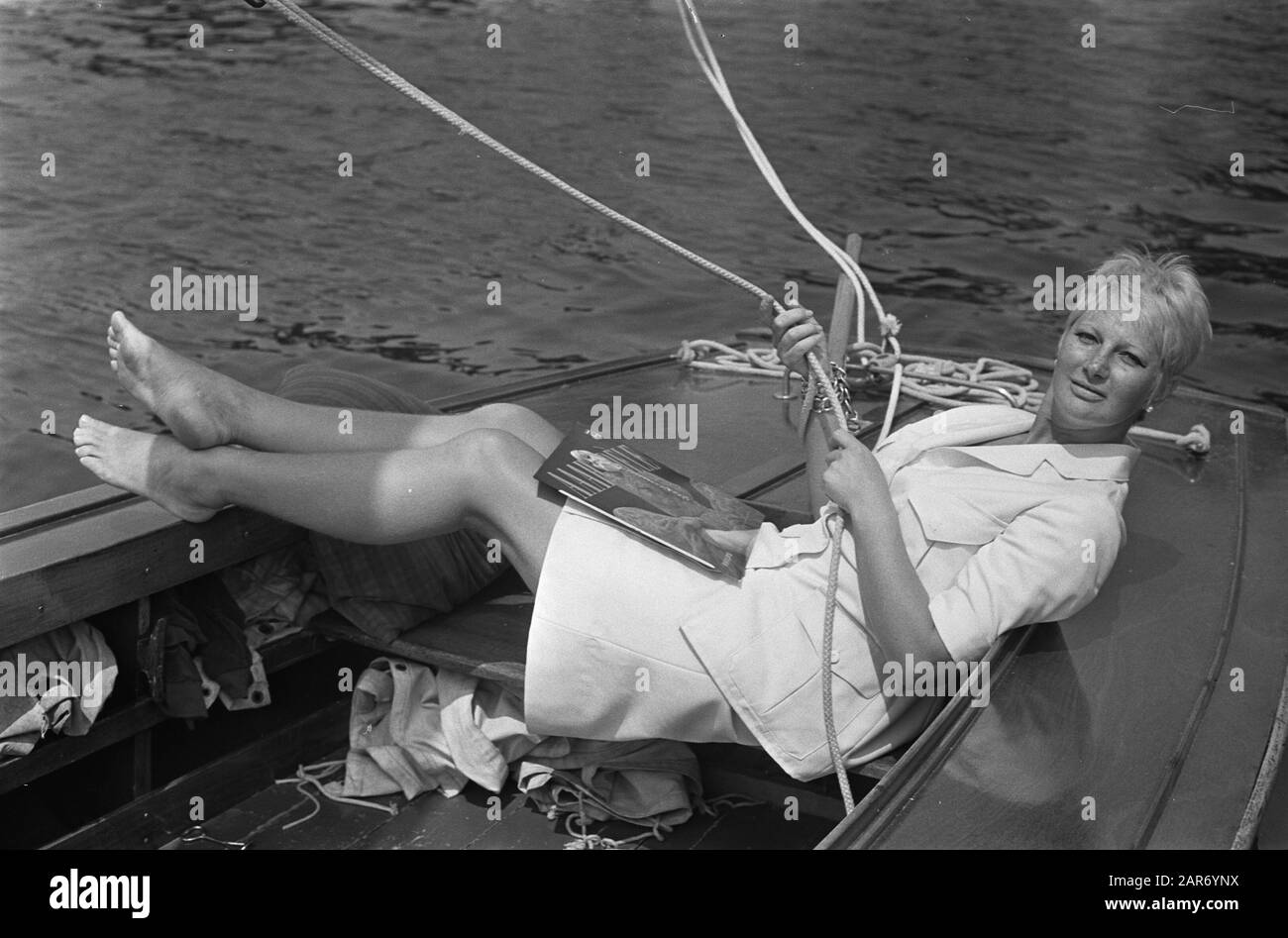 Neues Album von Adèle Bloemendaal. Adèle im segelboot auf Loosdrecht Datum: 17. Juli 1967 Ort: Loosdrecht Schlüsselwörter: Cabaretiers, Grammophone Platten Personenname: Bloemendaal, Adele Stockfoto