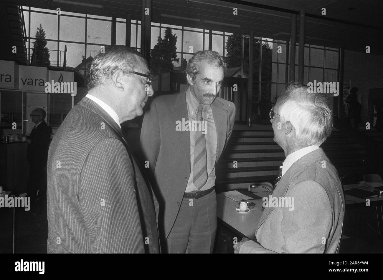 Neuer NOS-Vorsitzender herr. E. C. M. Jurgens lernt das NIS-Gremium kennen; v. l. Van der Ploeg (einschließlich Vorstand), Jurgens und Wagenaar/Datum: 12. September 1975 Personenname: Jurgens Stockfoto