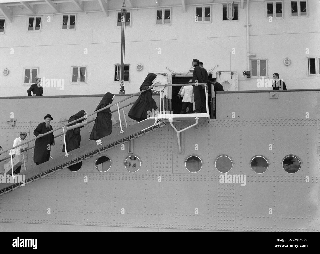 Seereise mit MS Baloeran-Nonnen geht an Bord der Baloeran-Anmerkung: Der Baloeran (1930-1940) war ein Passagierschiff der Schiffahrtsgesellschaft The Royal Rotterdam-Lloyd Datum: 1935 Standort: Frankreich, Marseille Schlüsselwörter: Reisende, Schiffe Stockfoto