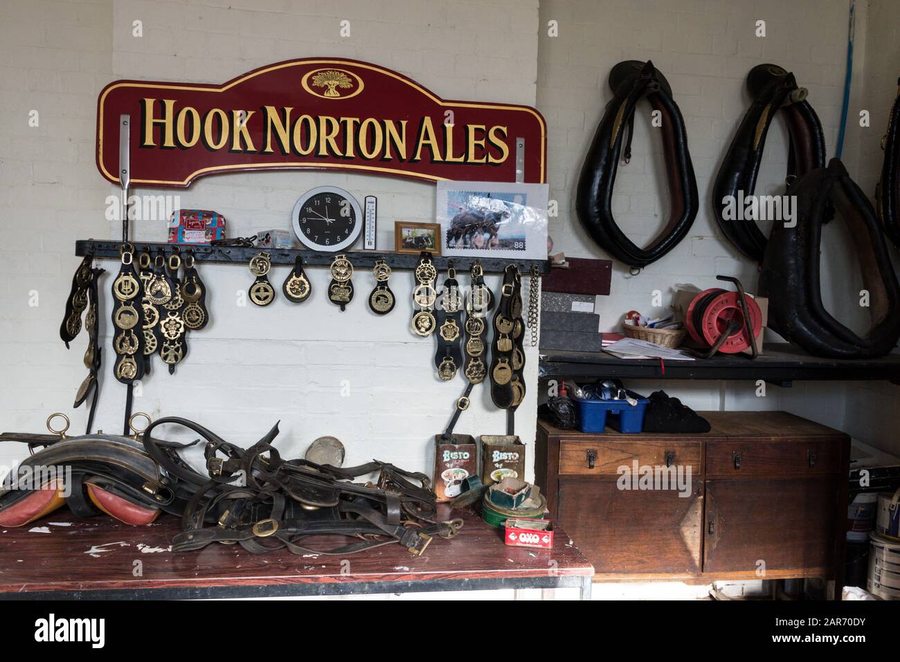 Der stabile Lagerraum vor den Bierlieferungen in der 1849 gegründeten Hooks Norton Brewery im Dorf Hook Norton im Stockfoto