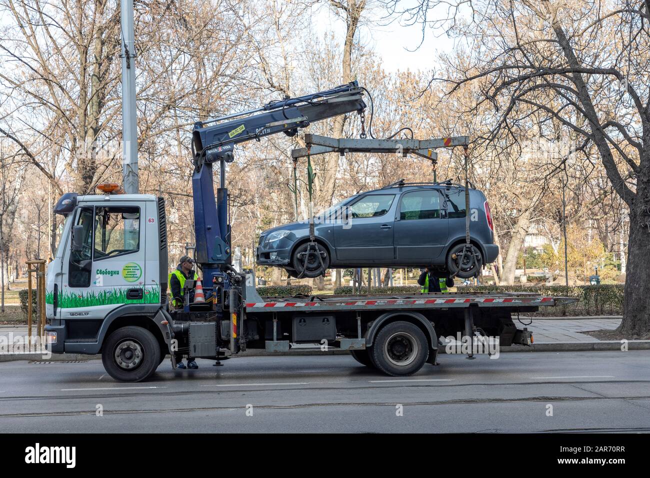Sofia, Bulgarien, 26. Januar 2020: Die Gemeindedienste evakuieren illegal geparktes Auto in Sofia. Stockfoto