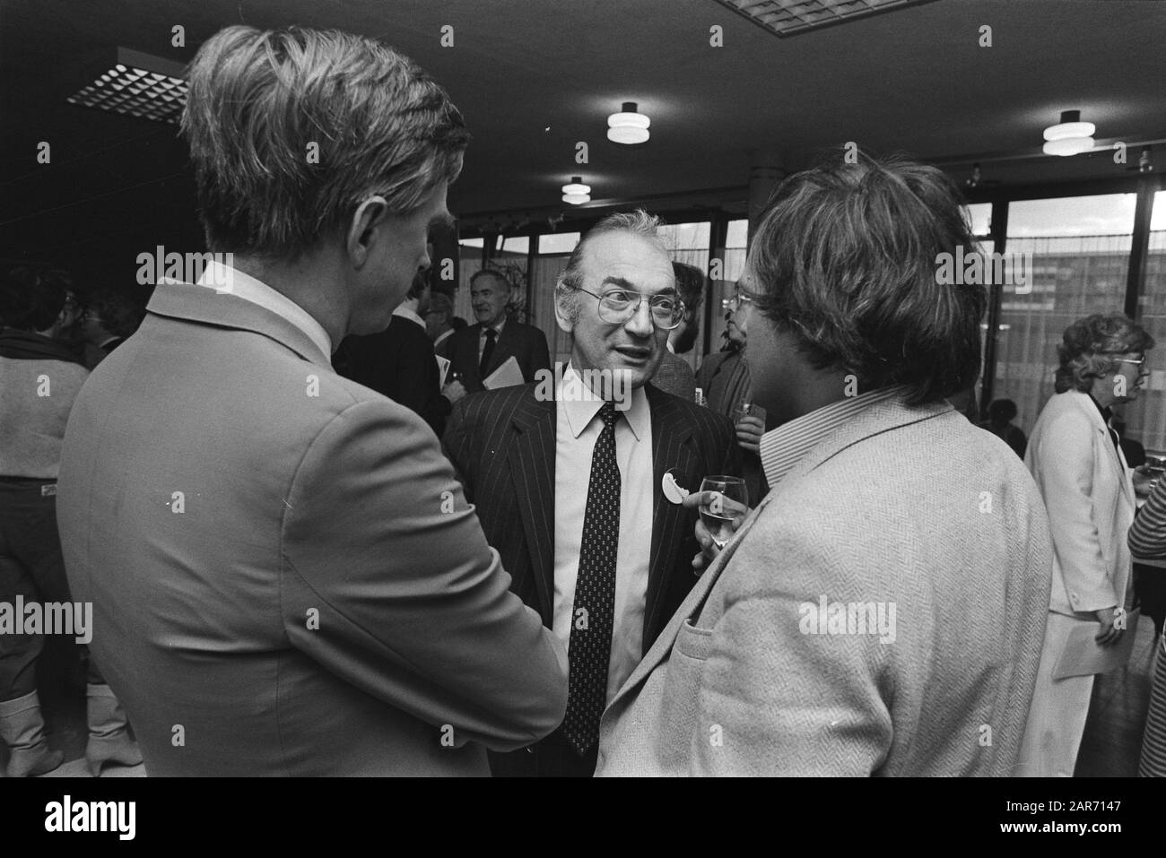 Offizielles Hoogovens Schach-Turnier in Beverwijk, Korchnoij auch Teilnahme von zwei Russen; NR. 26 Präsident Dolman mit Korchnoij/Datum: 12. Januar 1984 Ort: Beverwijk Schlagwörter: Kammerpräsidenten, Eröffnungen Personenname: Korchnoi, Viktor Stockfoto