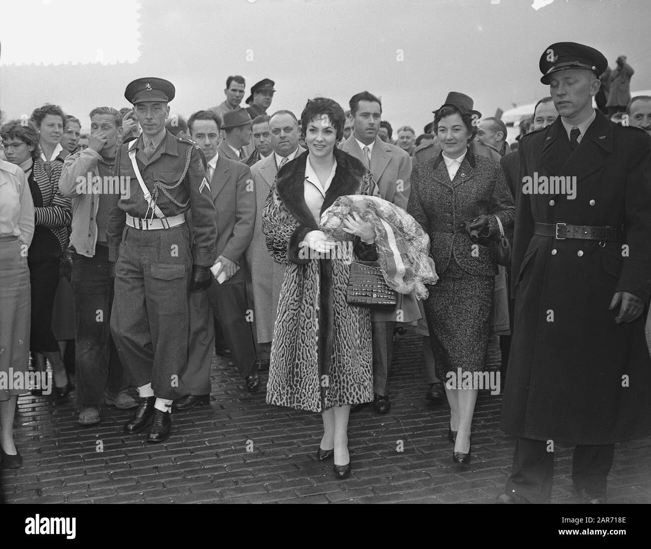Gina Lolobrigida in Amsterdam, Ankunftsdatum: 21. Oktober 1955 Ort: Amsterdam, Noord-Holland Schlüsselwörter: Ankunft persönlicher Name: Gina Lolobrigida Stockfoto