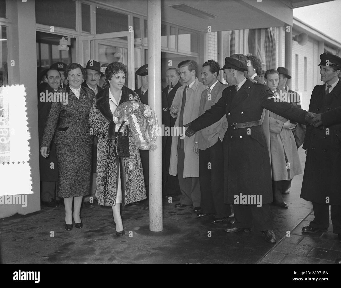 Gina Lolobrigida in Amsterdam, Ankunftsdatum: 21. Oktober 1955 Ort: Amsterdam, Noord-Holland Schlüsselwörter: Ankunft persönlicher Name: Gina Lolobrigida Stockfoto