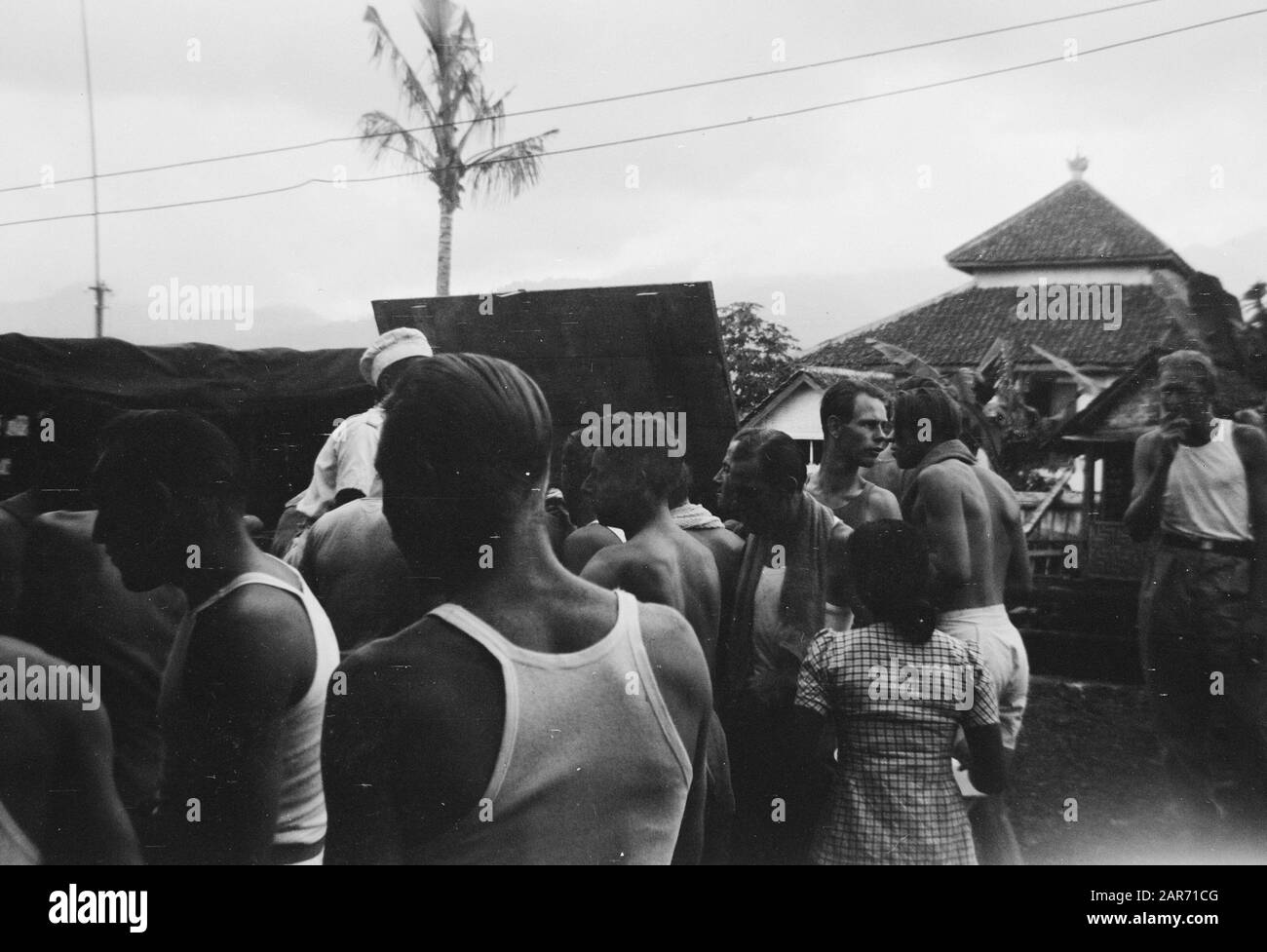 Oilbollenkampagne Malang Neujahr 1949 [Oilbollenking Pieter Oldhof bringt Ölkugeln um die Militare an der Front bei Kepandjen und Wlinggi, eine Kampagne, die von der Bourgeoisie von Malang ermöglicht wird] Anmerkung: Ein Artikel darüber erschien im Morgenbulletins von De Vrije Pers vom 4-1-1949 Datum: Januar 1949 Standort: Indonesien, Niederländisch-Ostindien Stockfoto