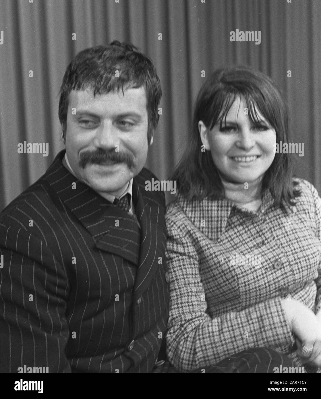 Filmschauspieler Oliver Reed mit Frau bei Schiphol Filmschauspieler