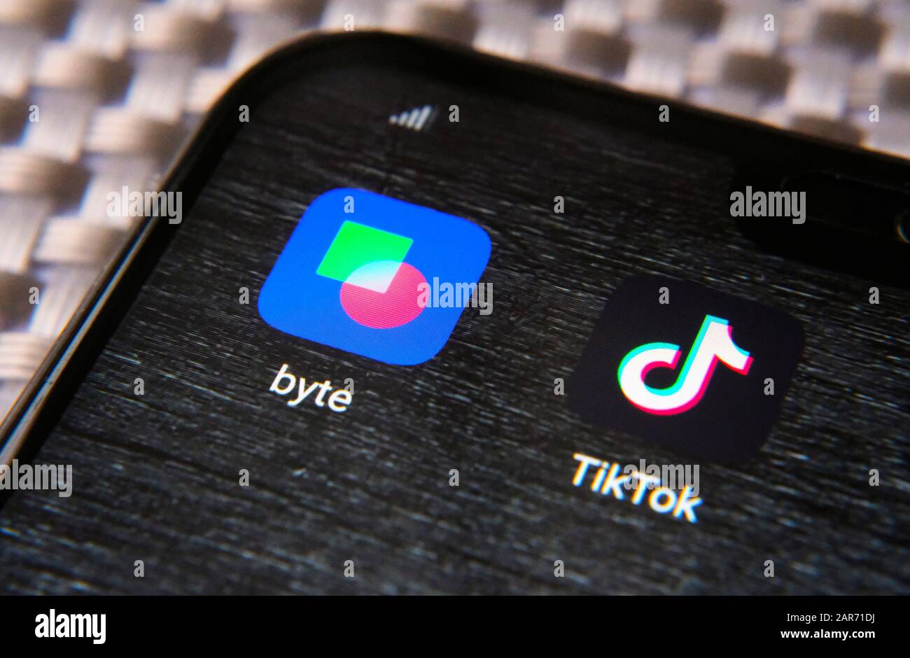 Byte-App und Tiktok-App in der Ecke des Smartphones. Byte ist die Fortsetzung der Vine App und potenzieller Konkurrent von TikTok. Stockfoto