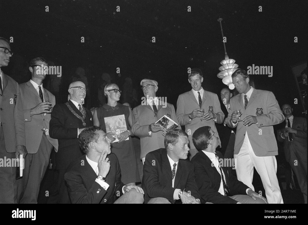 Olympische Teilnehmer erhielten Medaillengewinner im Rathaus Amsterdam Datum: 1. November 1968 Ort: Amsterdam, Noord-Holland Schlüsselwörter: Belege, Sportler, Rathäuser: Kroon, Ron/Anefo Stockfoto