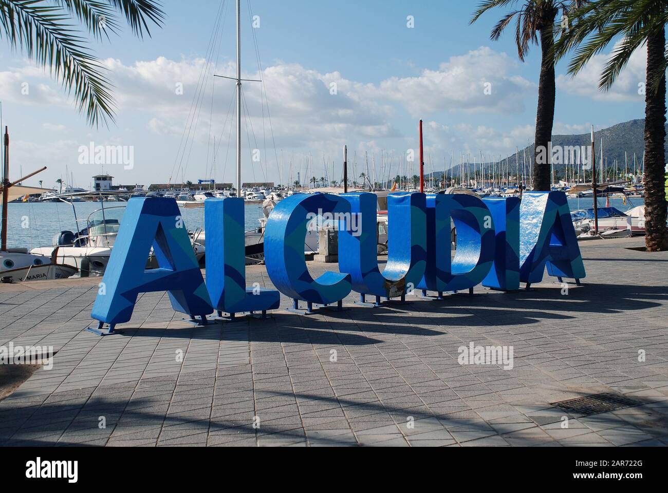 In Buchstaben wird der Name des Ferienortes in Alcudia auf der spanischen Insel Mallorca am 12. November 2019 dargestellt. Stockfoto