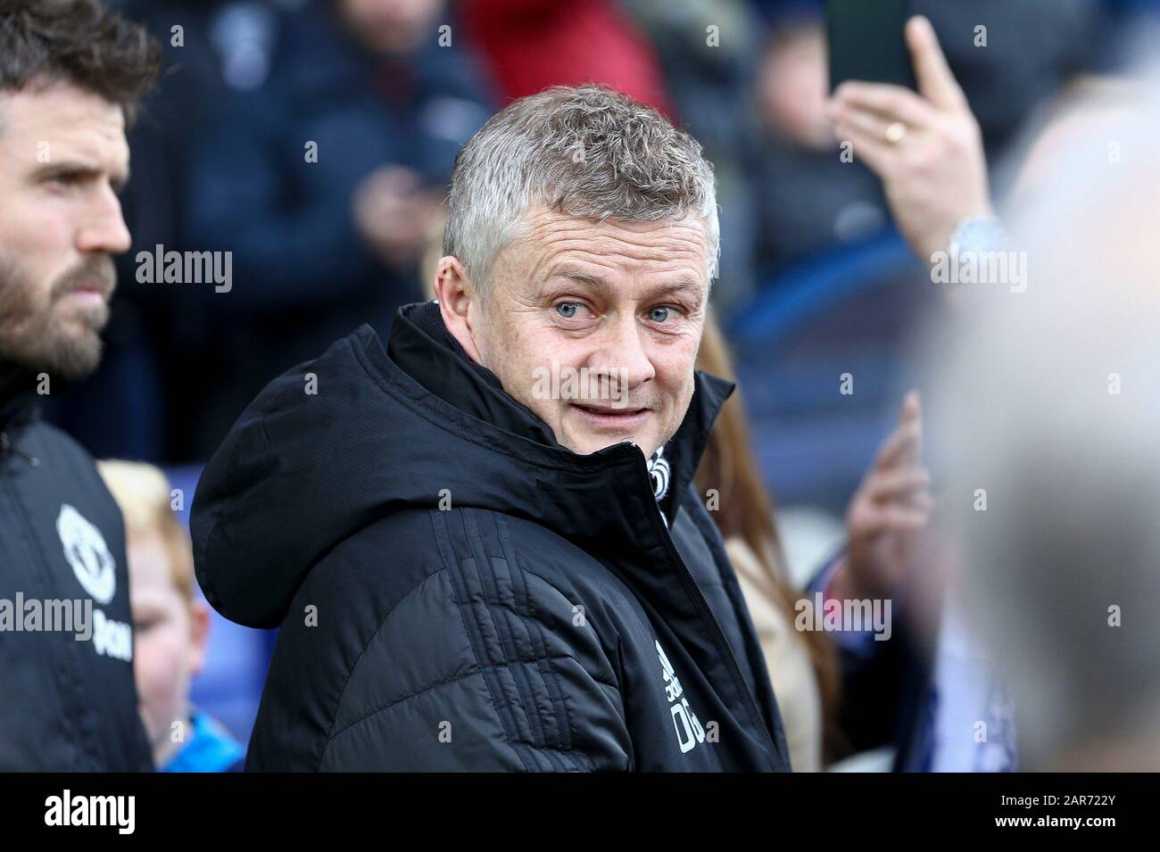 Birkenhead, Großbritannien. Januar 2020. Manchester United Manager Ole Gunnar Solskjaer blickt auf. Der Emirates FA Cup, 4. Runde Match, Tranmere Rovers gegen Manchester Udd im Prenton Park, Birkenhead, Wirral am Sonntag, 26. Januar 2020. Dieses Bild darf nur für redaktionelle Zwecke verwendet werden. Nur redaktionelle Nutzung, Lizenz für kommerzielle Nutzung erforderlich. Keine Verwendung bei Wetten, Spielen oder einer einzelnen Club-/Liga-/Spielerpublikationen.pic von Chris Stading/Andrew Orchard Sportfotografie/Alamy Live News Credit: Andrew Orchard Sportfotografie/Alamy Live News Stockfoto