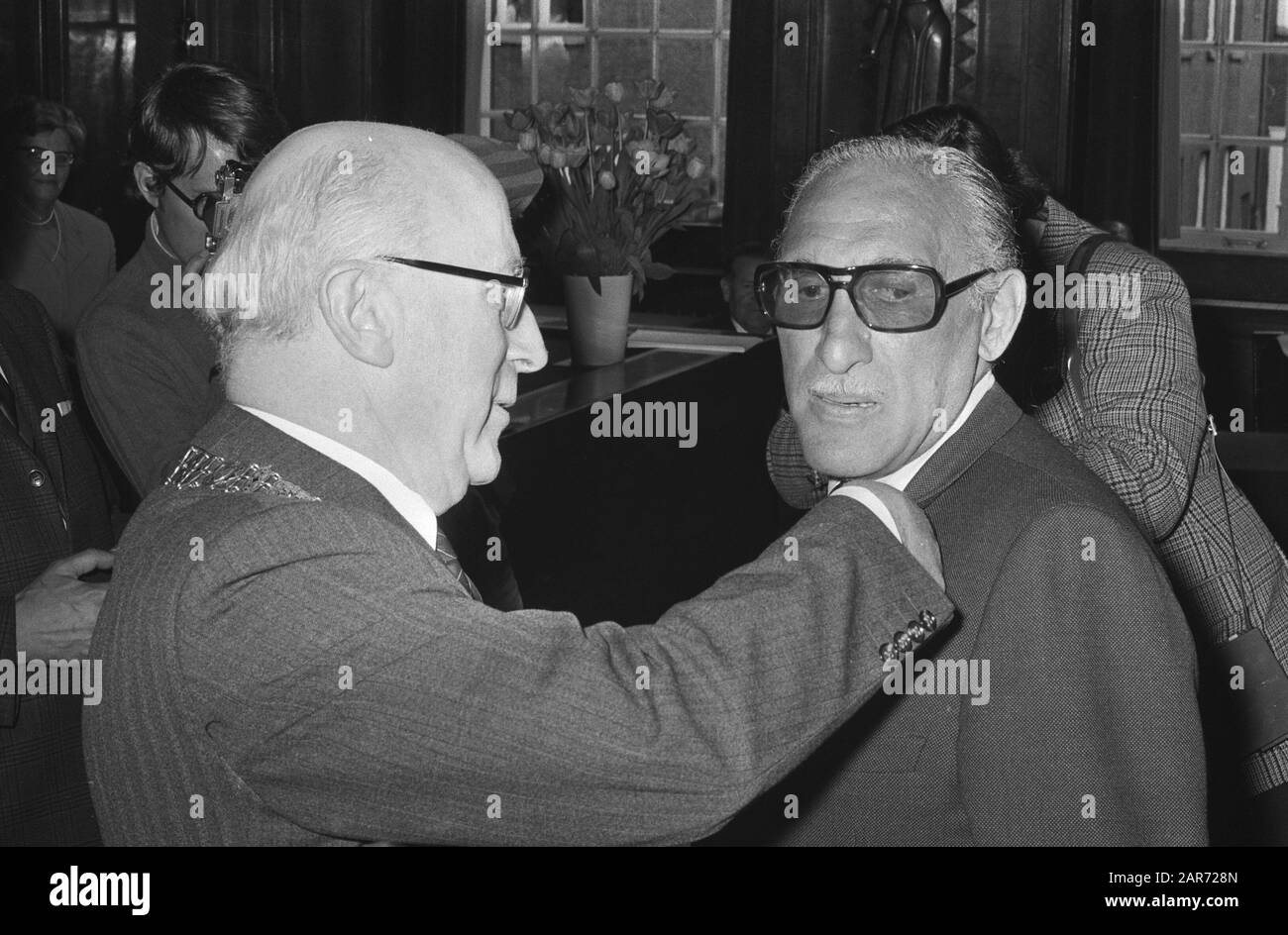 Preise zum Jahrestag des Preises für Max Tailleur (r) Datum: 29. April 1971 Ort: Amsterdam, Noord-Holland Schlüsselwörter: Bürgermeister, Komödien, Preise, ratssäle persönlicher Name: Samkalden, Ivo, Tailleur, Max Stockfoto