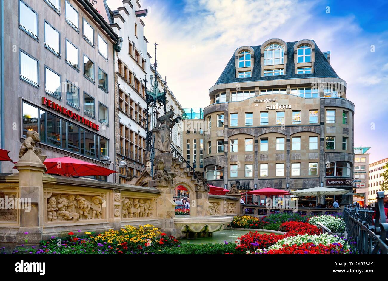 Köln, 15.09.2019: Der kleine Hausgnomen-Brunnen in der Kölner Innenstadt. Brunnen mit Statuen und Reliefen, die den Legen illustrieren Stockfoto