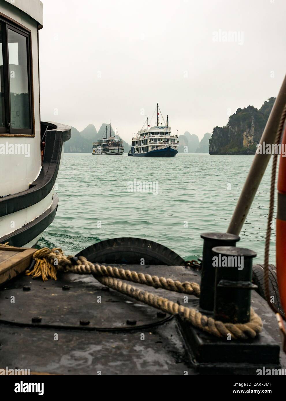 Touristenschiff mit Kalksteinformationen, Halong Bay, Vietnam, Asien Stockfoto
