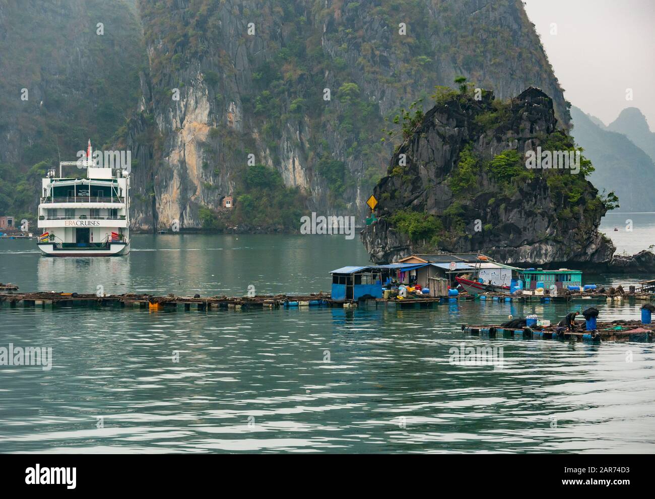 Touristenschiff auf Fischfarm mit Kalksteinkarst, Lan ha Bay, Vietnam, Asien Stockfoto