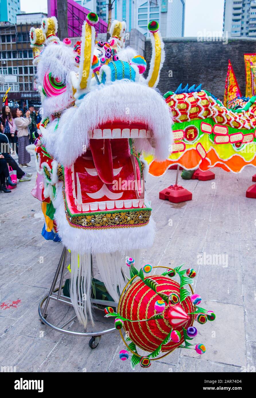 Drachenmaske auf Ständen vor der Vorstellung während des Macau International Dragon and Lion Dance Day im Praca da Amizade in Macau Stockfoto