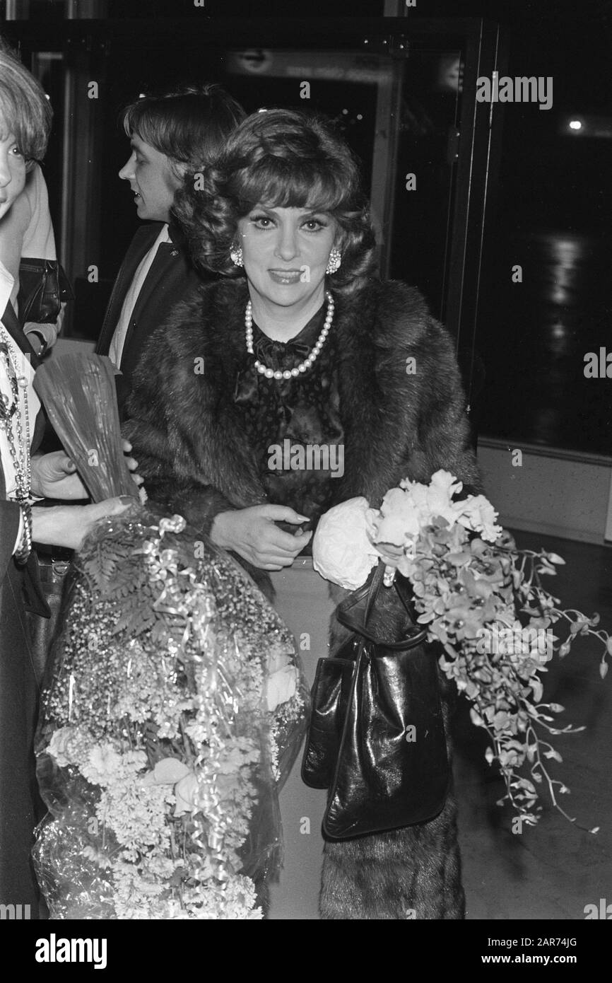 In Schiphol Filmstar Gina Lollobrigida im Zusammenhang mit einer Ausstellung von Fotos, die sie in Rotterdam gemacht hat Datum: 10. Dezember 1980 Standort: Noord-Holland, Schiphol Schlüsselwörter: Aktriker, Filmstars, Fotografen, Flugplätze persönlicher Name: Lollobrigida, Gina Stockfoto