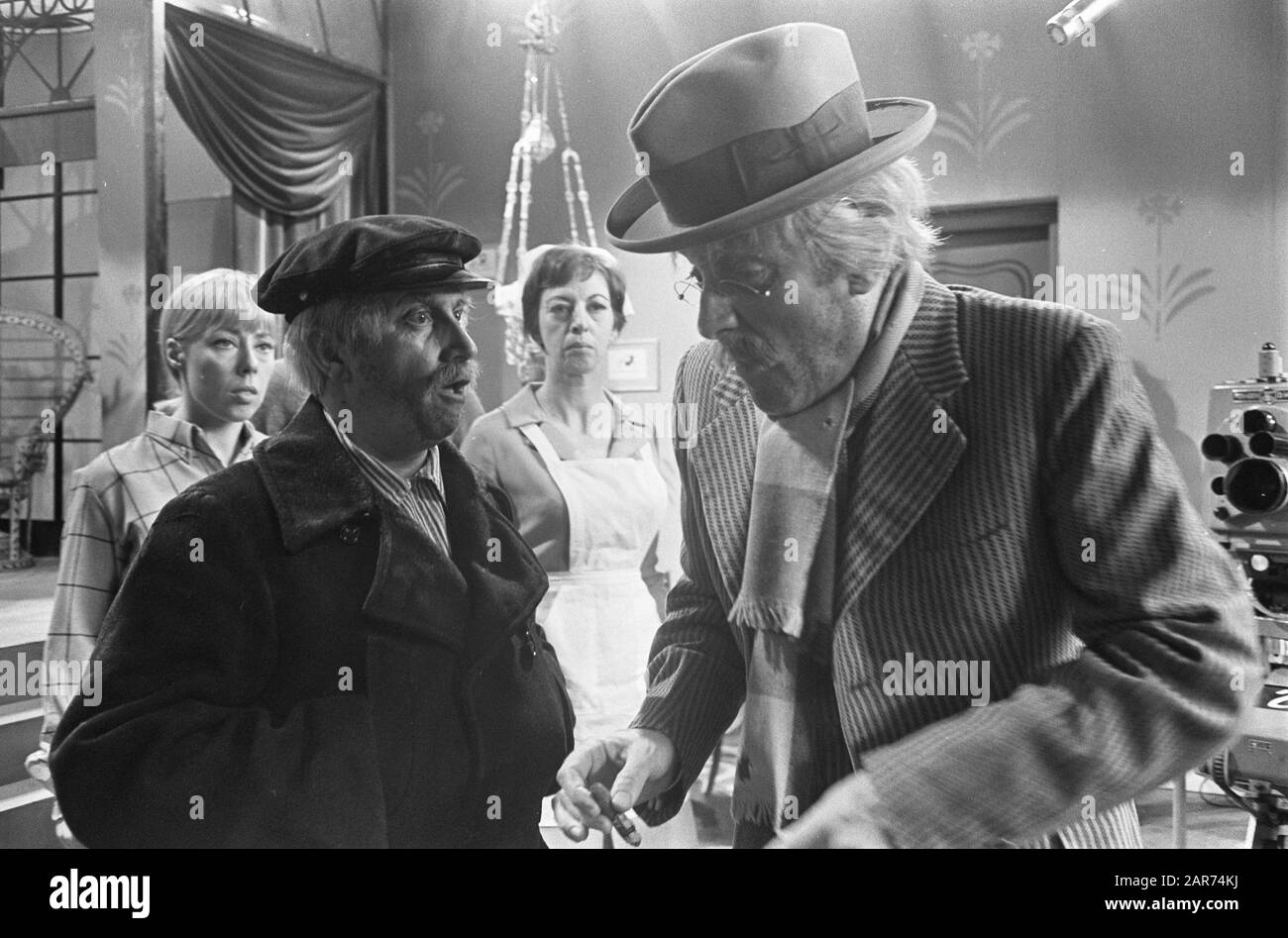 Fernsehserie "Yes Sister no Sister" der Vara Opa's Leen Jongewaard (links) und Wim Sonneveld, mit in der Mitte Hetty Blok (Schwester Klivia) und hinten links Carla Lipp (Jet) Datum: 25. Januar 1968 Schlagwörter: Schauspieler, Künstler, Fernsehen, Fernsehserie persönlicher Name: Blok, Hetty, Jongewaard, Leen, Lipp, Carla, Sonneveld, Wim Stockfoto