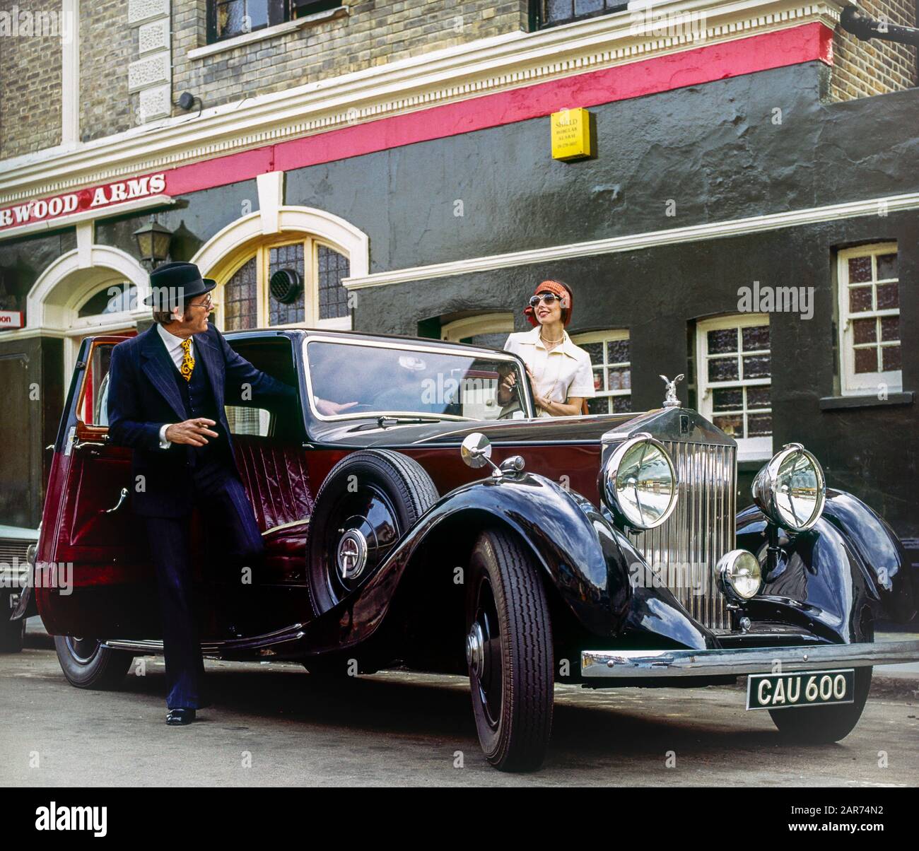 London 1970er Jahre, elegantes Paar, 1936 Rolls-Royce 20/25 H.J. Mulliner Limousine, Harwood Arms Pub, Hammersmith, England, Großbritannien, GB, Großbritannien, Stockfoto