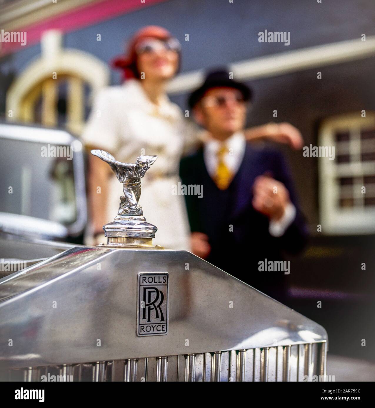 London 1970er Jahre, 1936 Rolls-Royce Kühlergrill, Spirit of Ecstasy Statue, Kapuze Ornament, Maskottchen, verschwommenes elegantes Paar, England, UK, GB, Großbritannien, Stockfoto