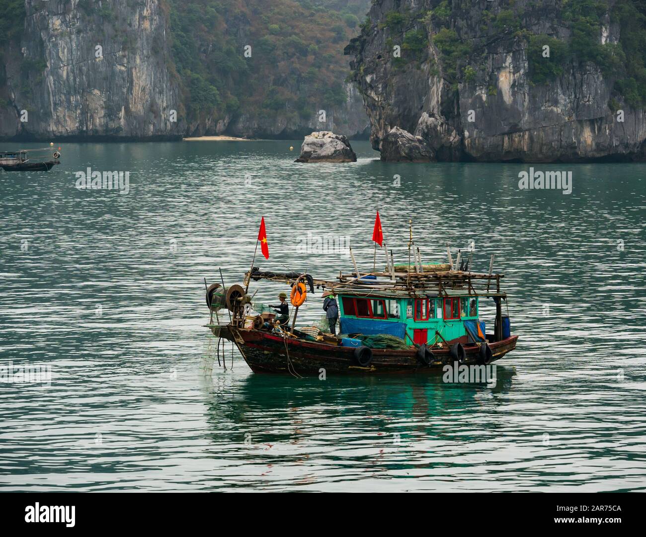 Traditionelles vietnamesisches Fischerboot mit Kalkfelskarstklippen, Lan ha Bay, Vietnam, Asien Stockfoto