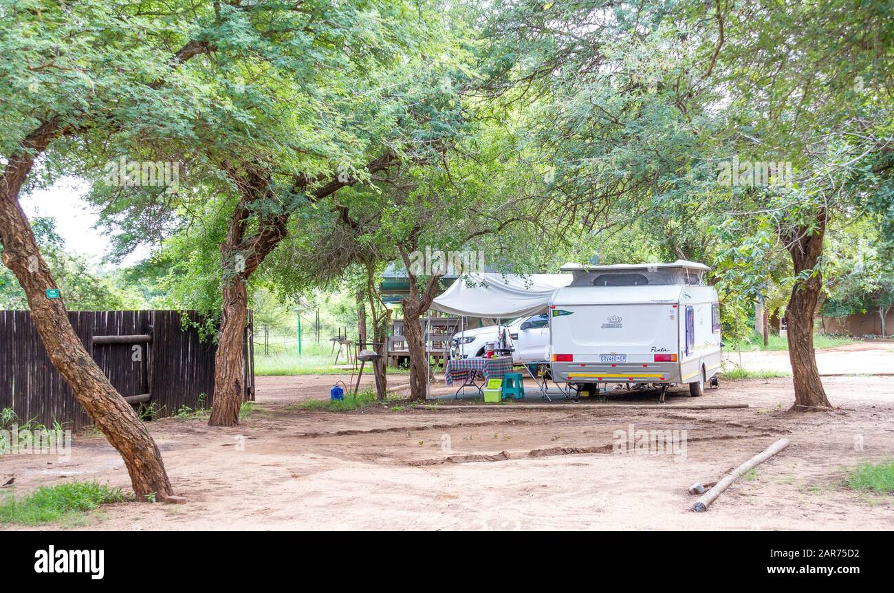 Komatipoort, Südafrika - das Campen von Wohnwagen im Kruger National Park ist ein beliebtes südafrikanisches Urlaubsbild in horizontaler Form Stockfoto