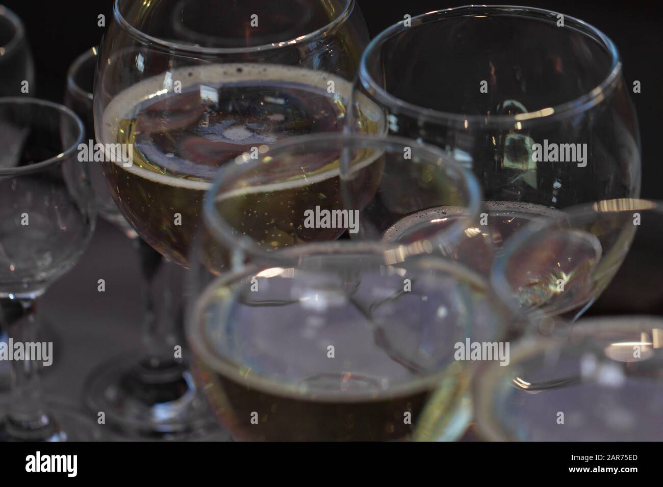 Gläser mit Weißwein, selektivem Fokus, dunklem Hintergrund Stockfoto