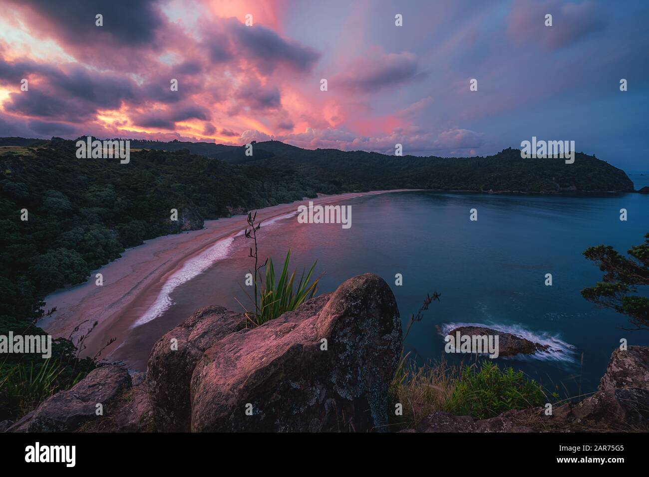Sonnenuntergang über New Chums Beach, Coromandel, Neuseeland Stockfoto