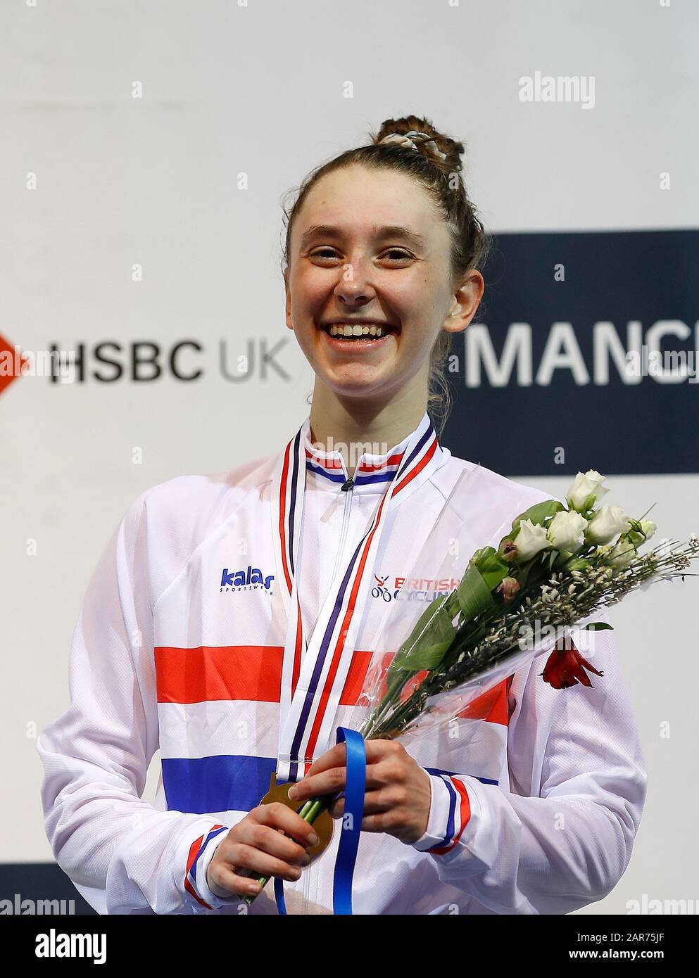 Team Breeze Reiterin Anna Shackley mit ihrer Medaille, nachdem sie im dritten Tag des HSBC UK National Track Championats im National Cycling Center, Manchester, das Rennen um die Punkte der Frauen gewonnen hatte. Stockfoto
