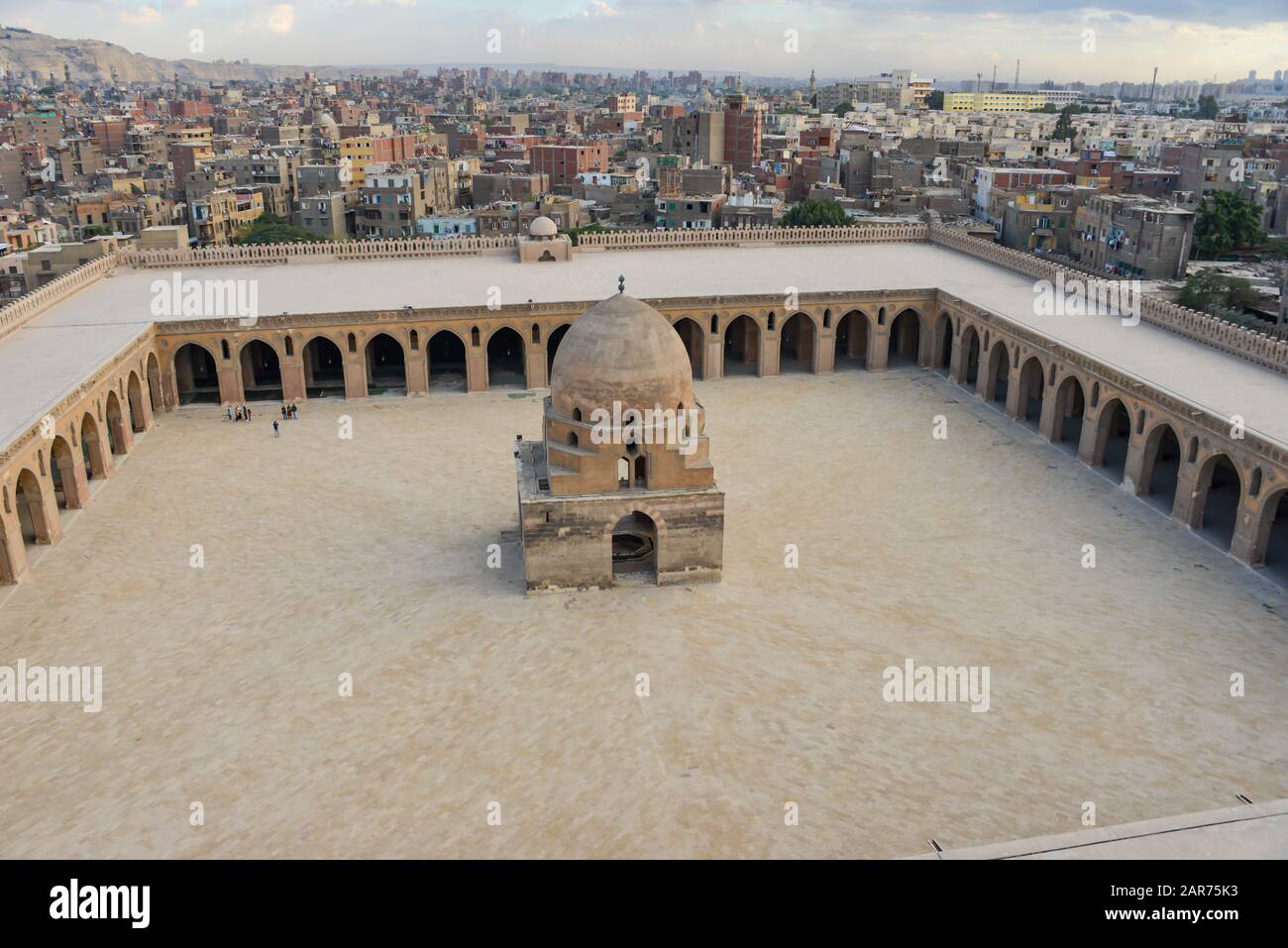 Die Moschee von Ahmad Ibn Tulun ist die älteste Moschee von Kairo, die sich im islamischen Raum, Ägypten, befindet. Stockfoto