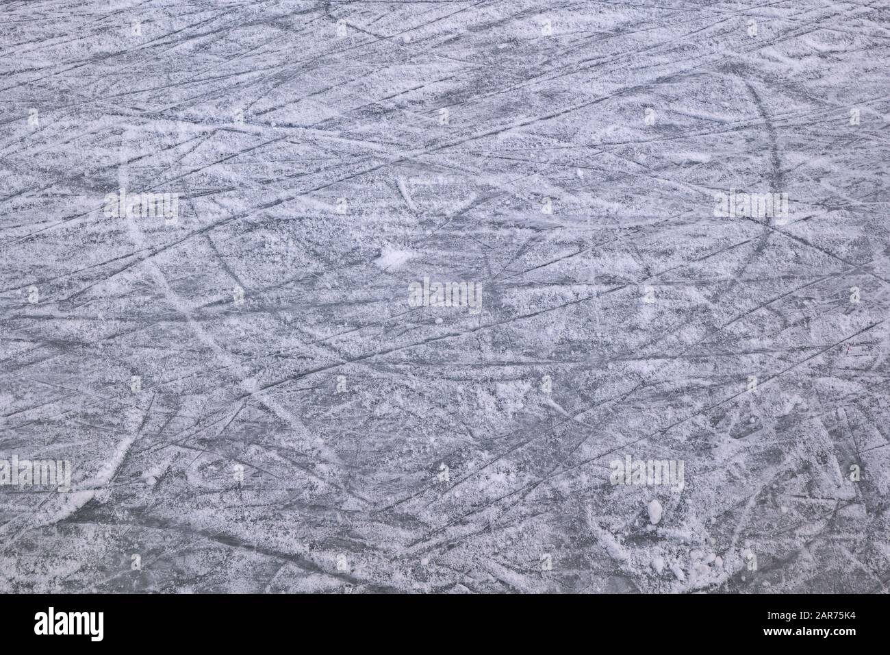 Schlittschuhbahn mit abstraktem Hintergrund oder Textur, gefrorene Oberfläche mit Kratzern Stockfoto