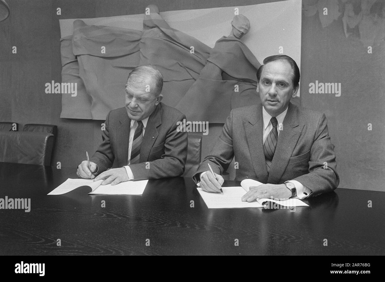Aufgabe Financieel Dagblad; Herr Stevens (r) und Herr Nobel (l) Datum: 16. April 1987 Stockfoto