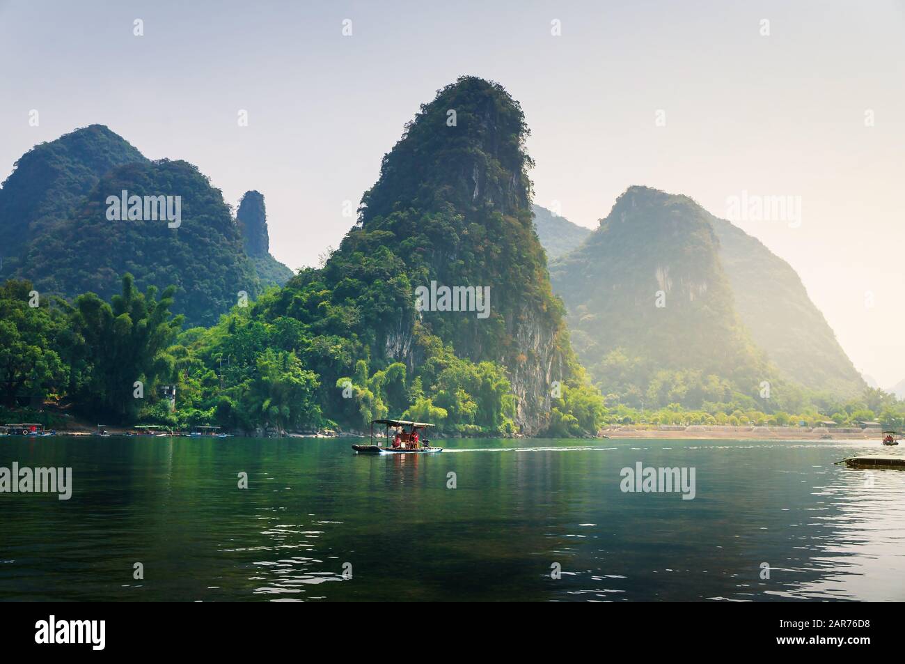 Malerische Bootsfahrt auf dem Li-Fluss in Guilin, Südchina Stockfoto