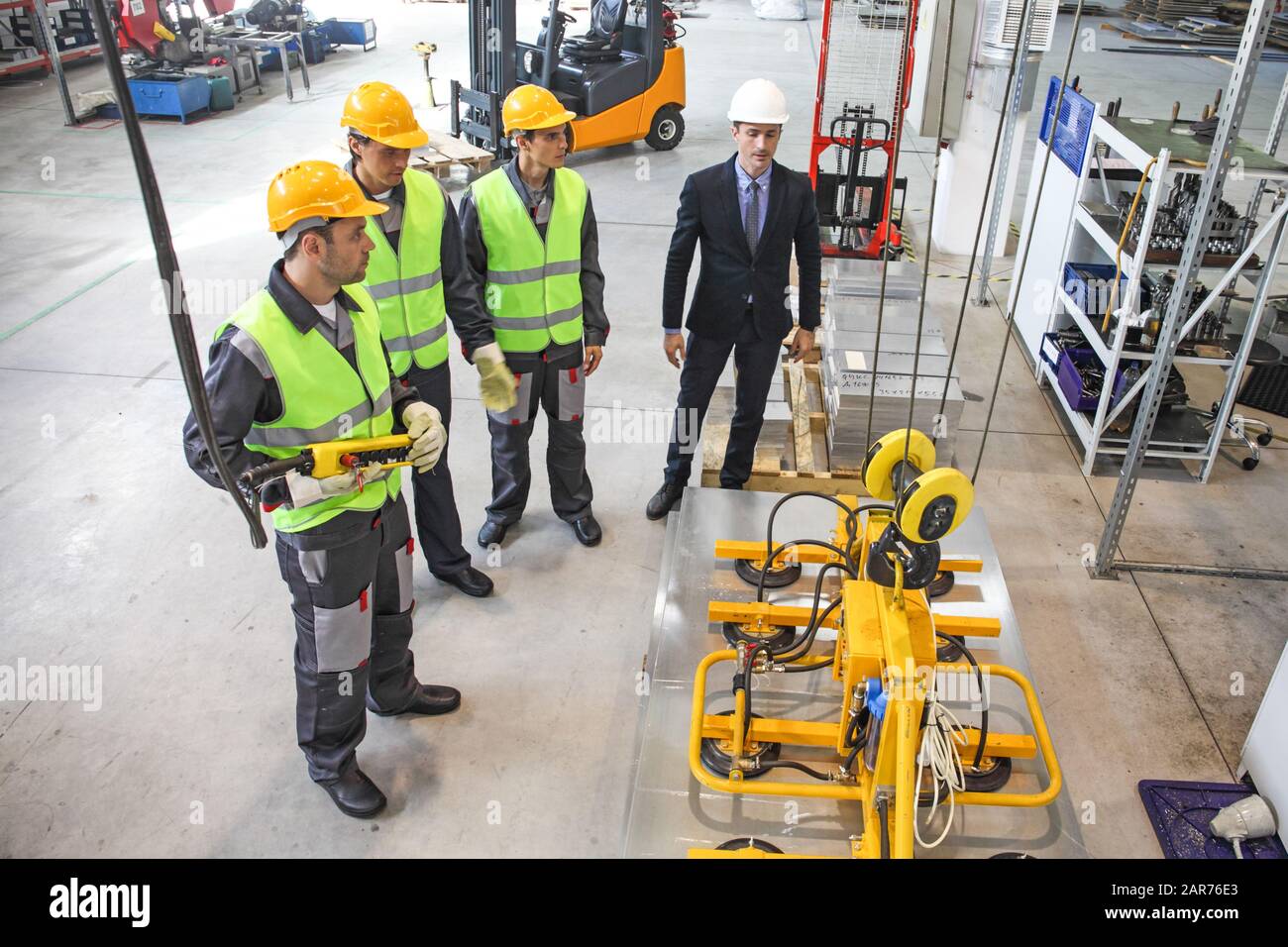 Gruppe von Arbeitern und Geschäftspersonal in der Facroty, Permanentelektromagnete zum Anheben von Stahlplatten, Industriehebemagnete, Magnetlast für das Anheben von Blechen Stockfoto Gruppe von Arbeitern und Geschäftspersonal in der Facroty, Permanentelektromagnete zum Anheben von Stahlplatten, Industriehebemagnete, Magnetlast für das Anheben von Blechen Stockfoto