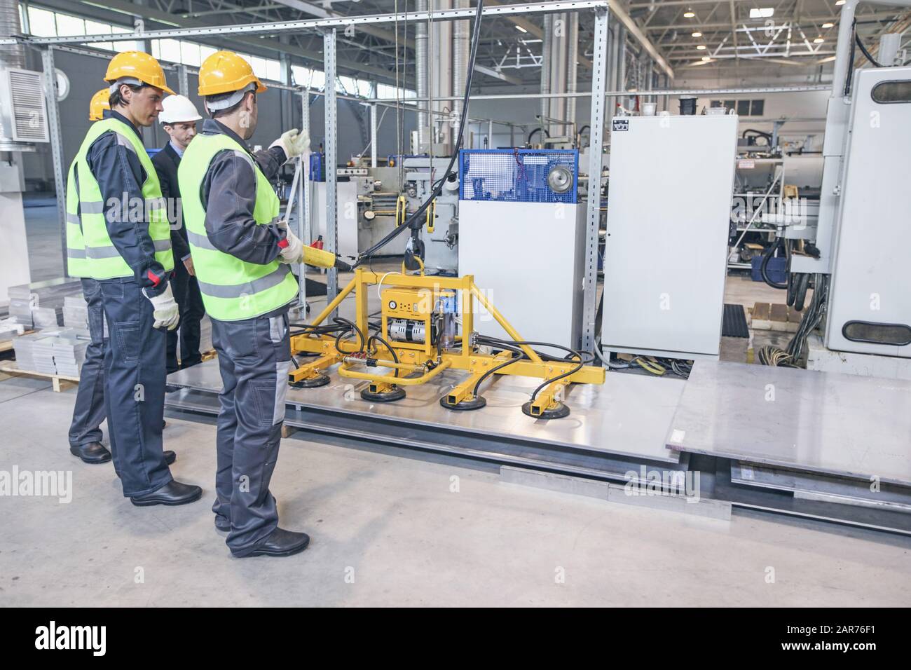 Gruppe von Arbeitern und Geschäftspersonal in der Facroty, Permanentelektromagnete zum Anheben von Stahlplatten, Industriehebemagnete, Magnetlast für das Anheben von Blechen Stockfoto Gruppe von Arbeitern und Geschäftspersonal in der Facroty, Permanentelektromagnete zum Anheben von Stahlplatten, Industriehebemagnete, Magnetlast für das Anheben von Blechen Stockfoto