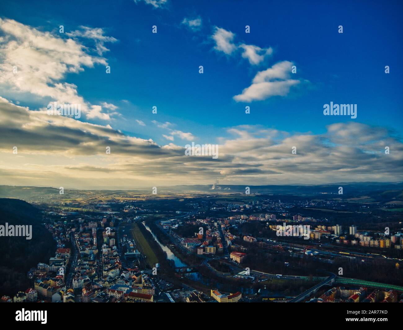 Karlsbad, Tschechische Republik 24. Januar 2020 - Karlovy Vary Aus Der Luft unter wunderschöner Sonneneinstrahlung kalter Winterklarhimmel Stockfoto