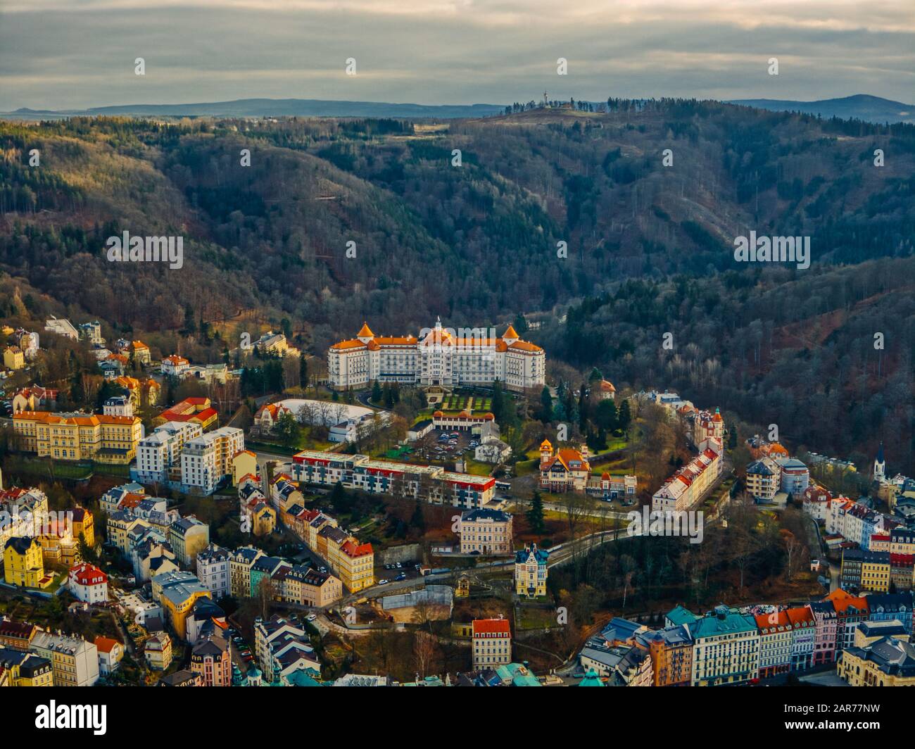 Karlovy Vary, Tschechien 24. Januar 2020 - Lufthotel Imperial in Karlsbad mit umliegenden alten Häusern unter hellem Sonnenlicht während der Winte Stockfoto