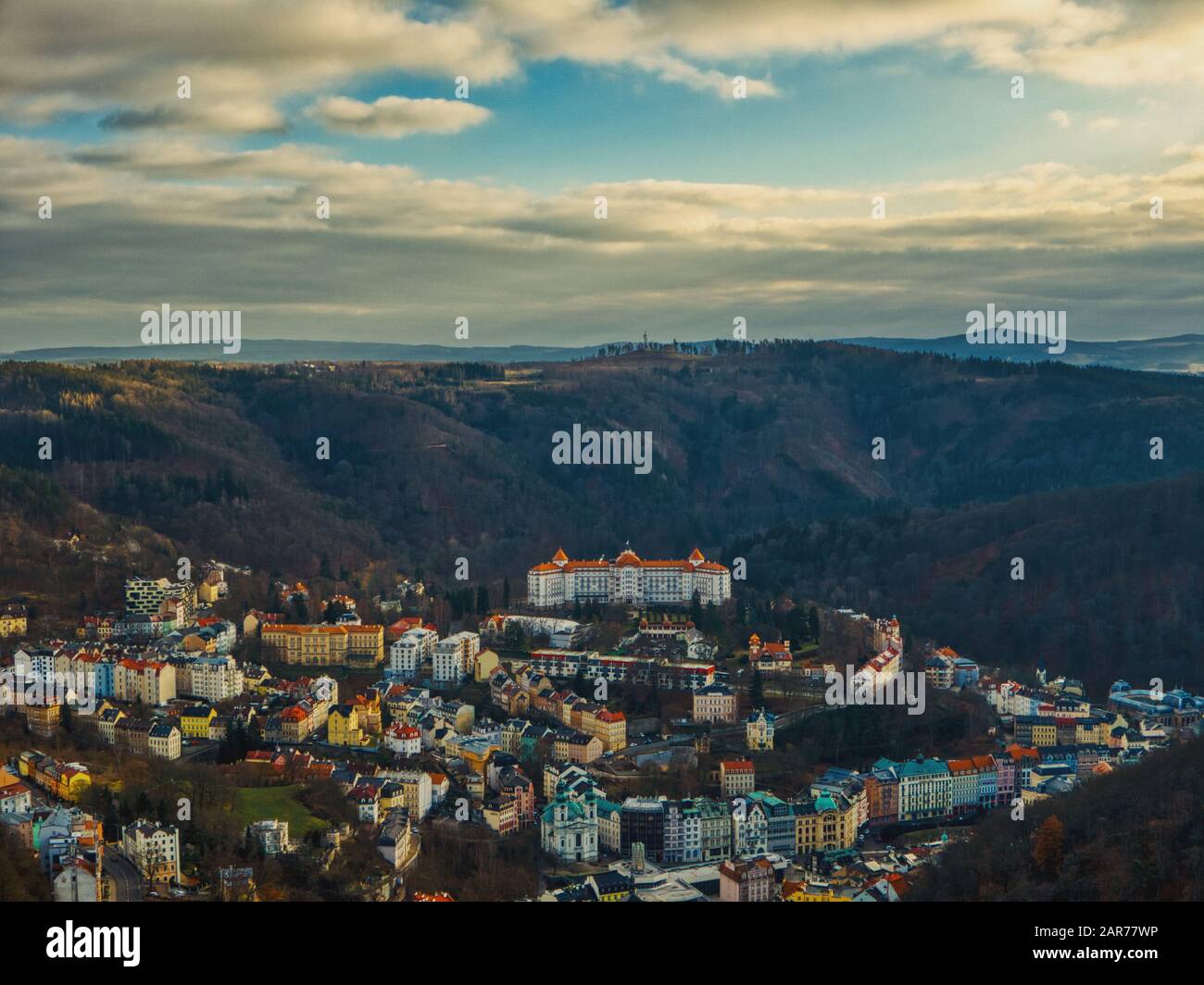 Karlovy Vary, Tschechien 24. Januar 2020 - Lufthotel Imperial in Karlsbad mit umliegenden alten Häusern unter hellem Sonnenlicht während der Winte Stockfoto