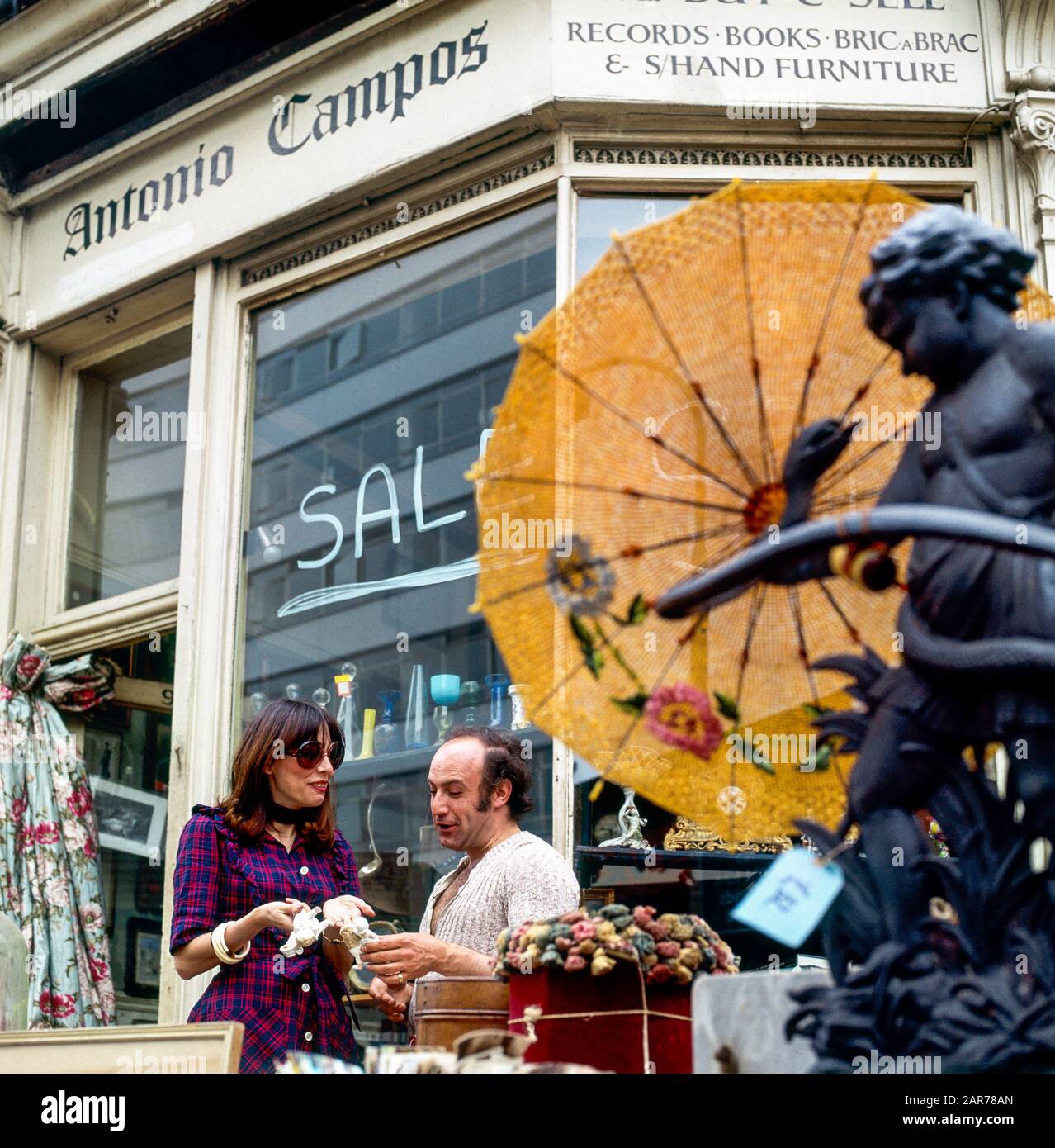 London 1970er Jahre, Frauen einkaufen und Antiquitäten Händler, außerhalb Street Shop Display, Kensington, England, Großbritannien, GB, Großbritannien, Stockfoto