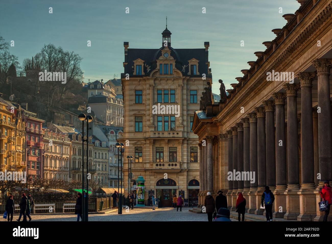 Karlsbad, Tschechische Republik 24. Januar 2020 - berühmter heißer Frühling der Kolonnade mit heilenden gesundheitlichen Vorsorge Stockfoto