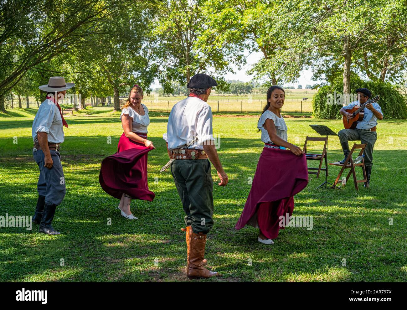 Areco, Argentinien - 22. Januar 2018: Gauchos mit ihren Frauen tanzt auf einem traditionellen Volksfest in einem Landgut 70 Meilen nordwestlich von Buenos Aires Stockfoto