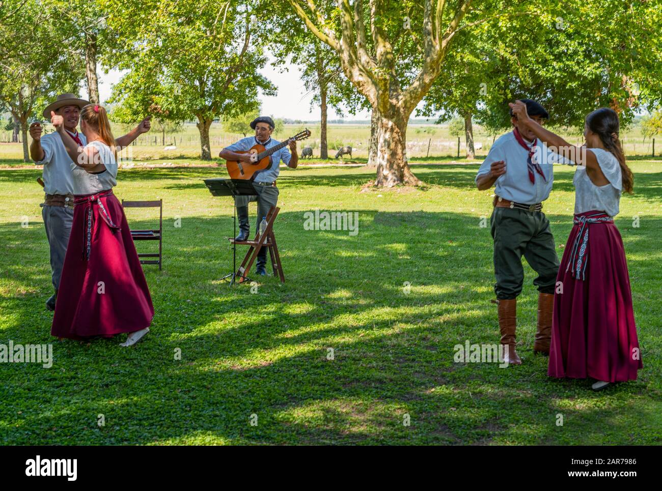 Areco, Argentinien - 22. Januar 2018: Gauchos mit ihren Frauen tanzt auf einem traditionellen Volksfest in einem Landgut 70 Meilen nordwestlich von Buenos Aires Stockfoto