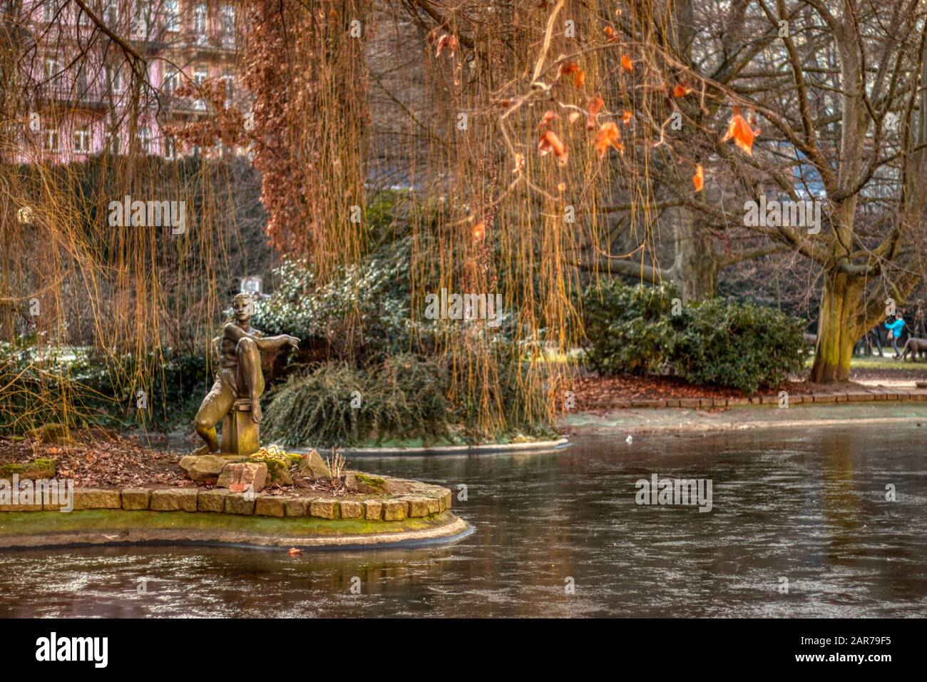 Karlsbad, Tschechische Republik 24. Januar 2020 - gefrorener Teich mit Statue und schönen Bäumen Stockfoto